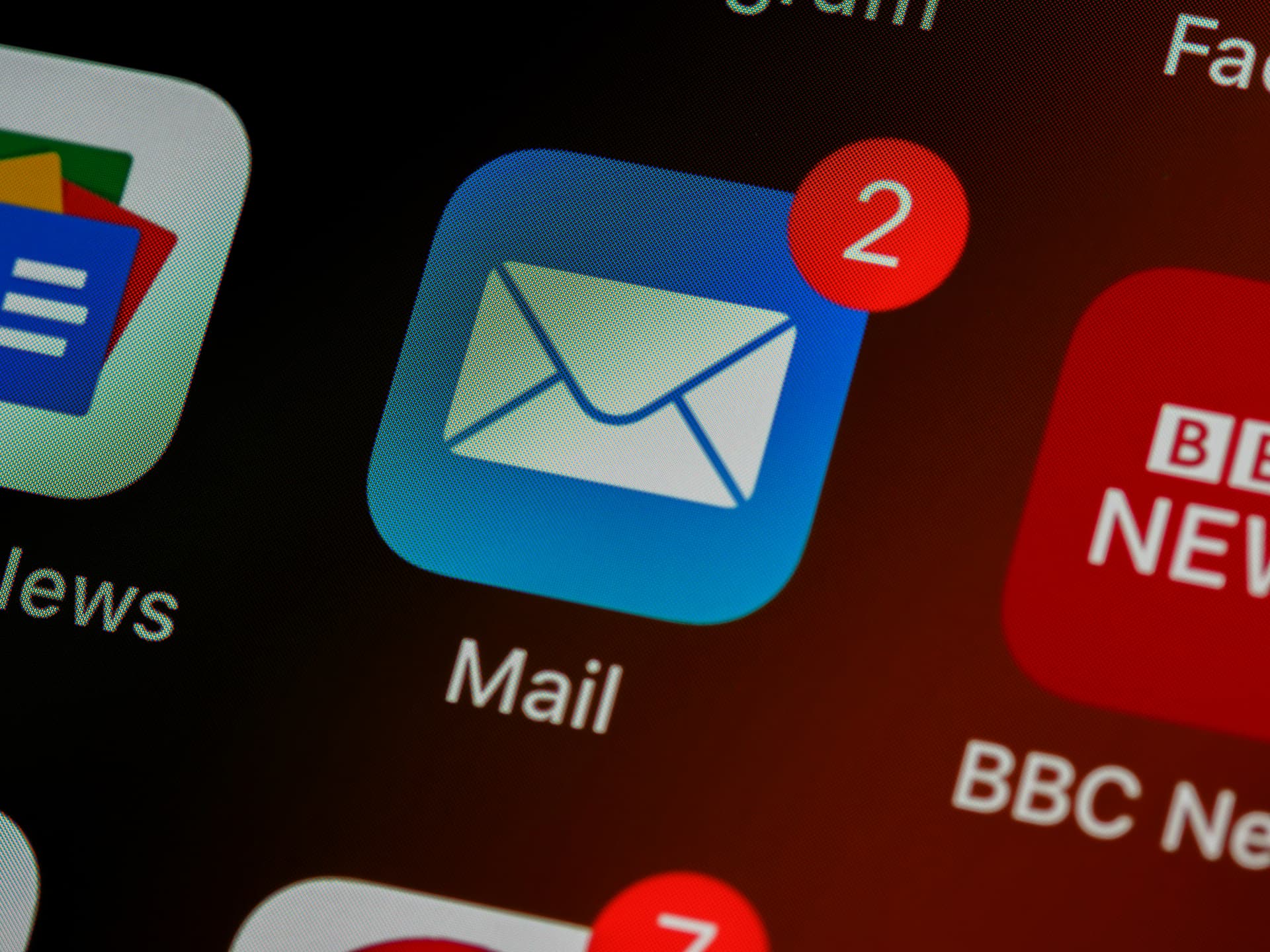 Medewerker opent de persoonlijke uitnodigingsmail voor het PMO